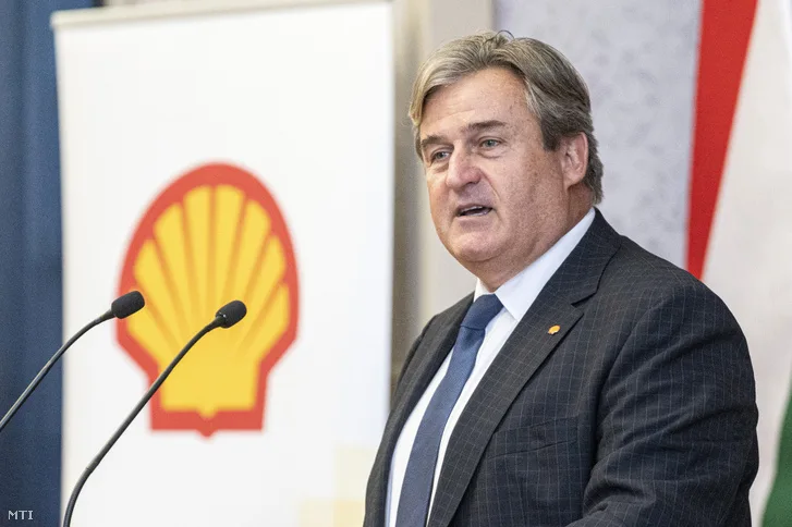 Sure! Here is a suggested headline: 

# Shell Executive's Controversial Transition to Hungarian Politics # 

This headline captures the key elements of the story: the appointment of István Kapitány...