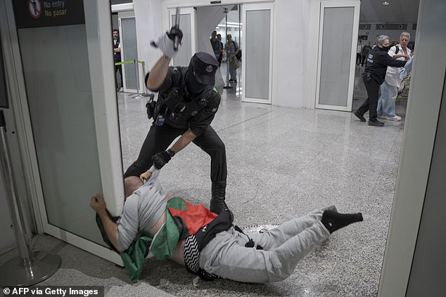 Bask polisi Gazze aktivistlerine şiddet uyguladı ve dört kişiyi tutukladı.