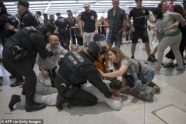 Bask polisi Gazze aktivistlerine şiddet uyguladı ve dört kişiyi tutukladı.