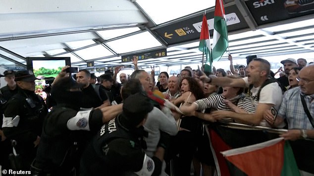 Bask polisi Gazze aktivistlerine şiddet uyguladı ve dört kişiyi tutukladı.