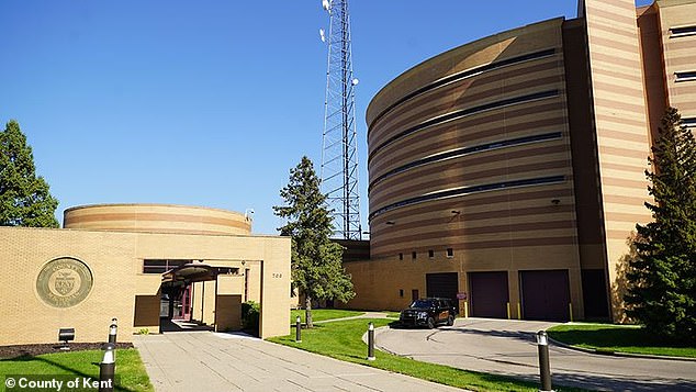 Michigan'da 14 yaşındaki kızın saldırıya uğraması güvenlik kamerasında kaydedildi