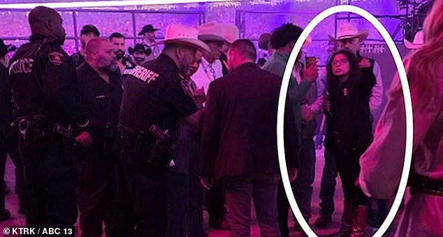 Teksas'lı Yargıç Lina Hidalgo, mononükleoz teşhisi konulduğu için geçici olarak görevden uzaklaştırıldı.