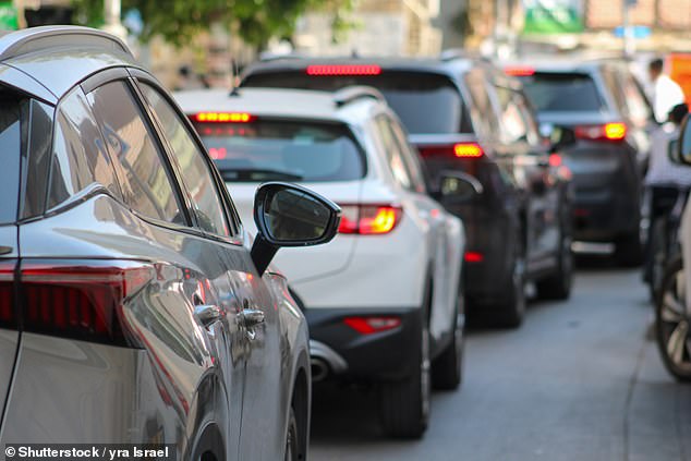 Trafik sıkışıklığını ve gecikmeleri önlemek için şerit değiştirmekten kaçının.
