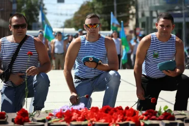 Rusya, Paraşütçülerin Zorlu Görevlerini ve Kahramanlıklarını Kutluyor