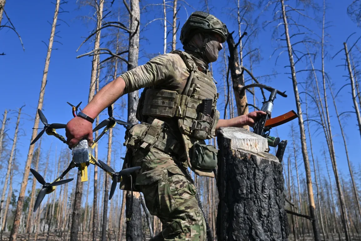 Rus asker kendi yaralı kolunu operasyonel alana getirdi