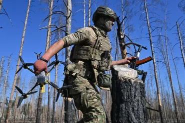 Rus asker kendi yaralı kolunu operasyonel alana getirdi